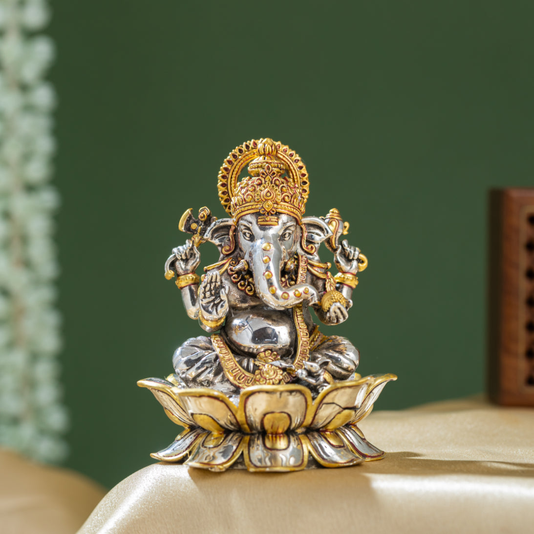 Lord Kamal Ganesha (Gold Polish Mix)