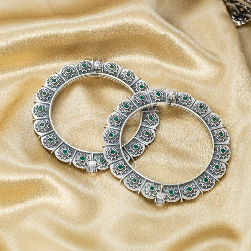 Meenal green kada