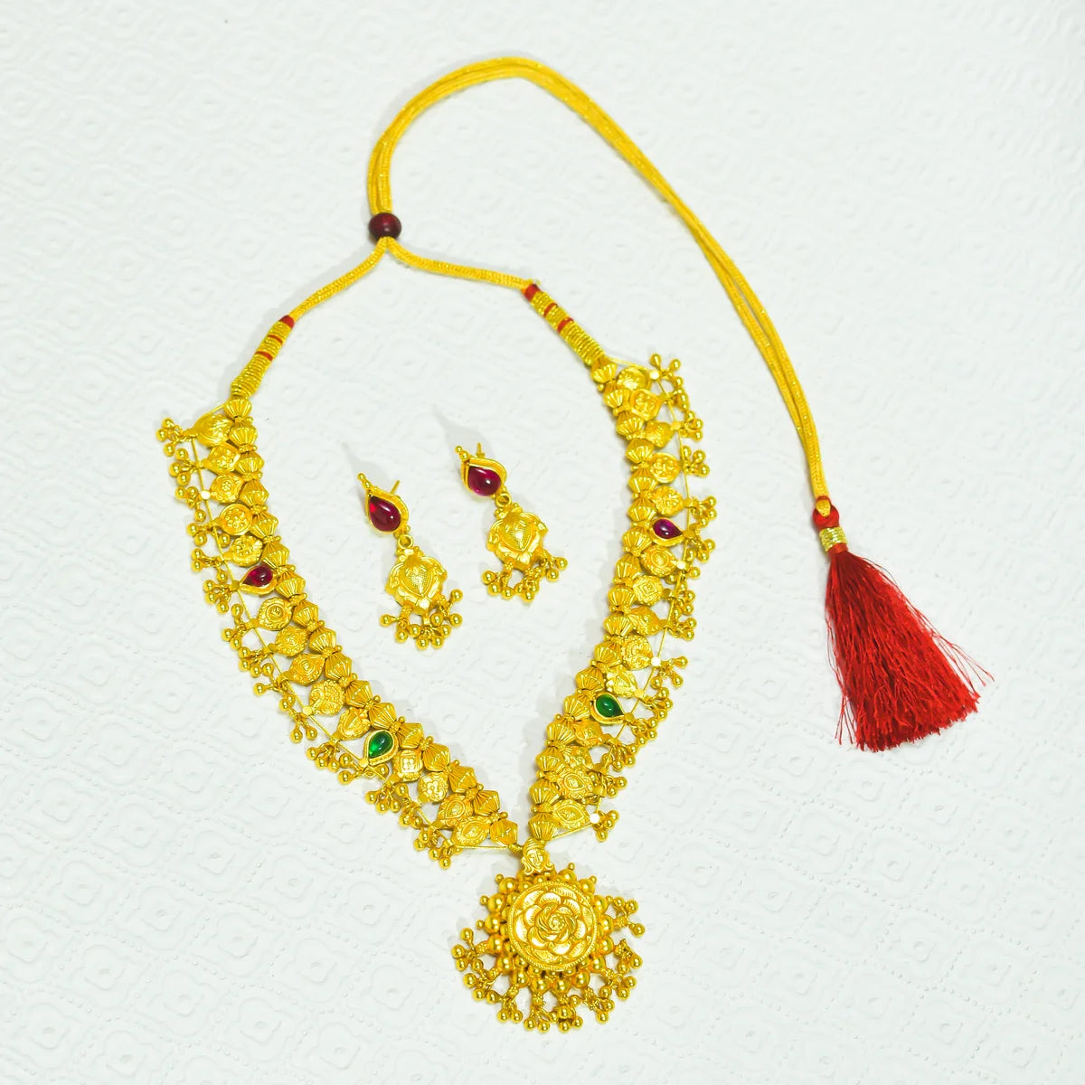 Alluring Kolhapuri Saaj Necklace Set in Gold Polish