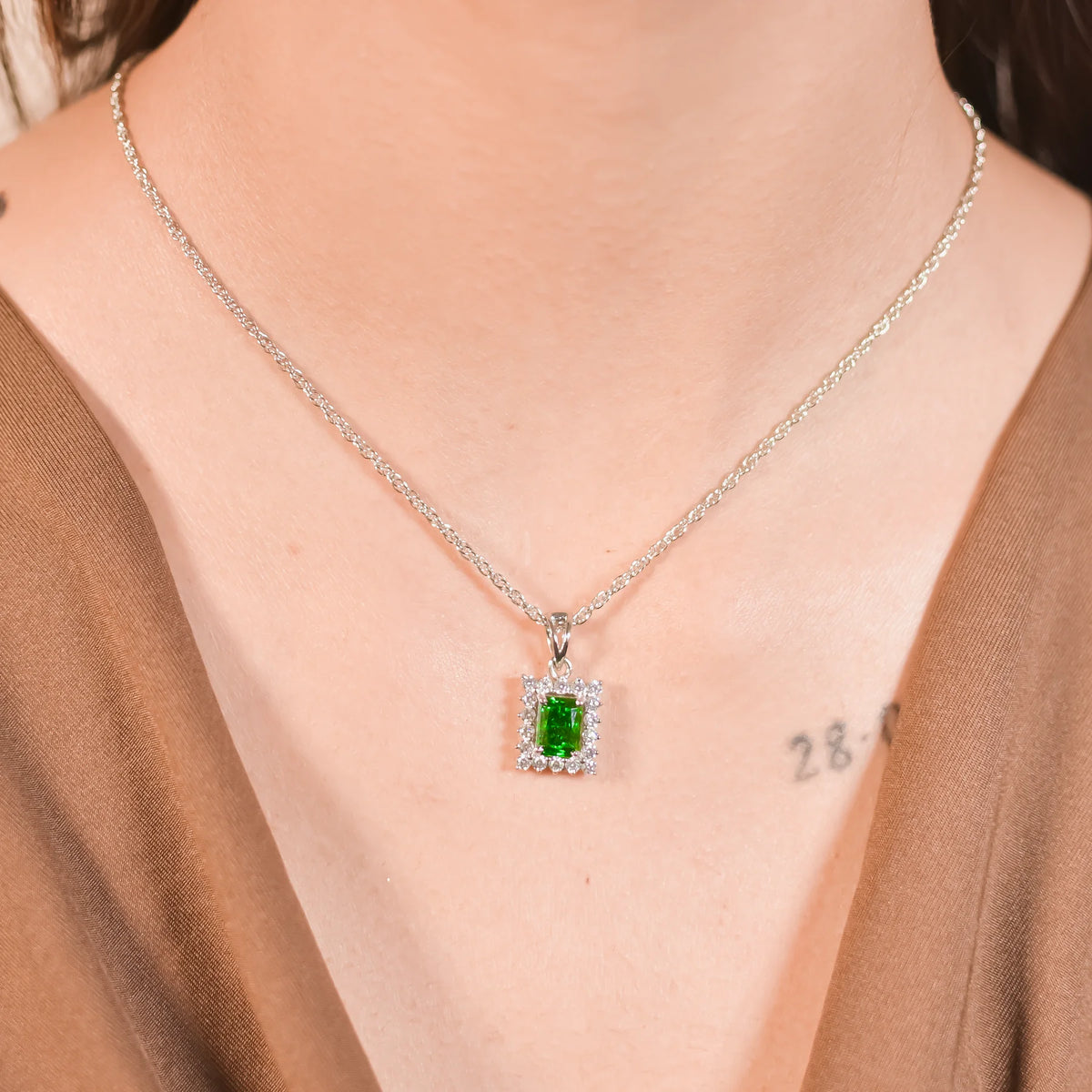 Emerald Glow Pendant With Chain