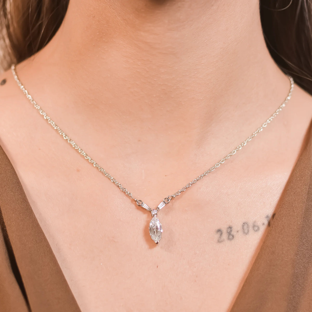 Minimal Yet Stunning Solitaire Pendant With Chain