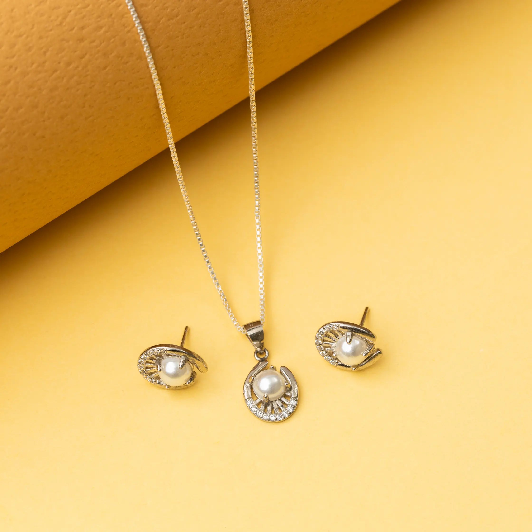 Diamond Glow Pearl Set