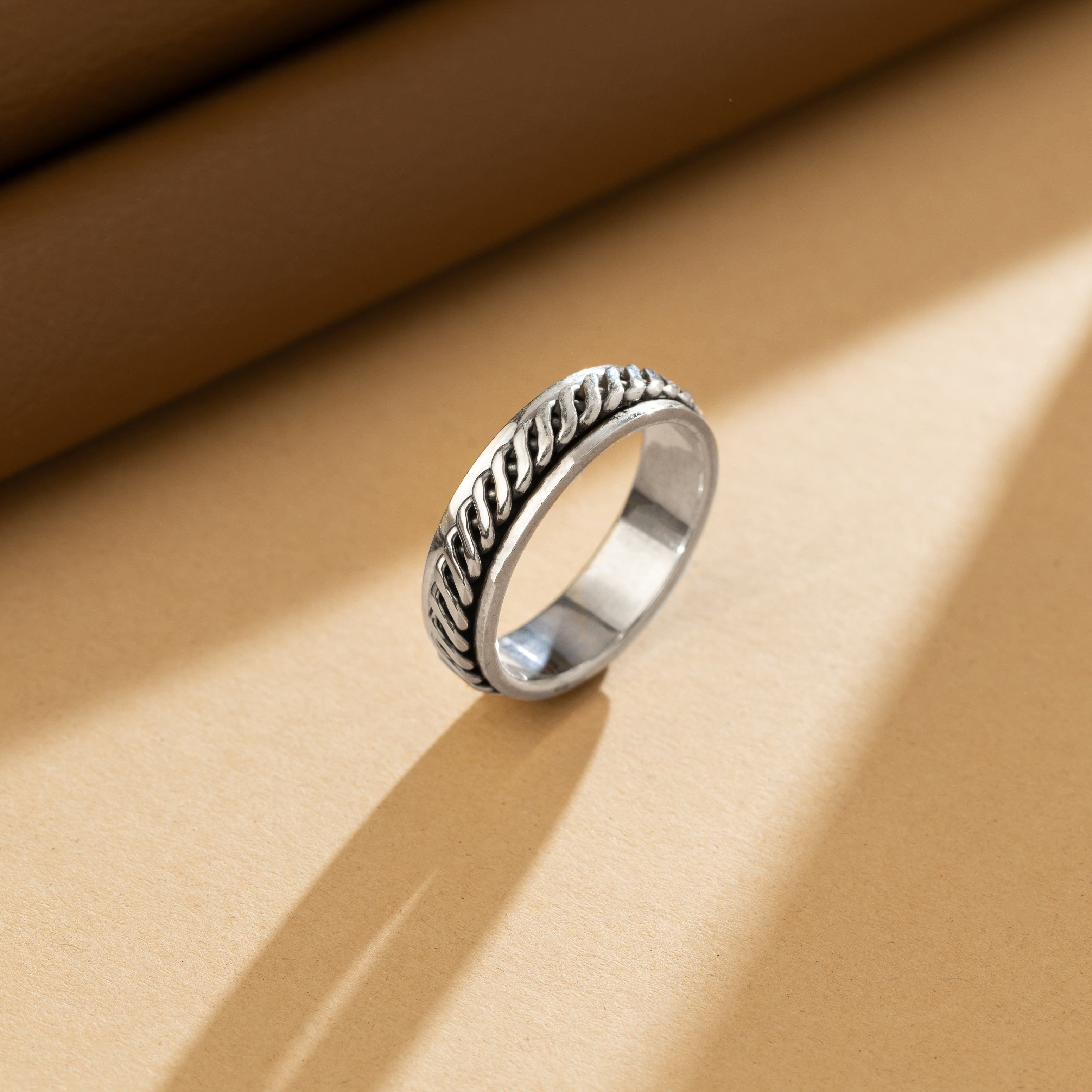 Royal Chain Band Ring